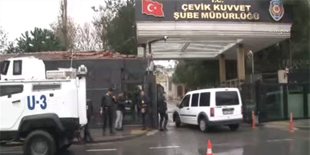 Bayrampaşa'da polise el bombalı saldırı