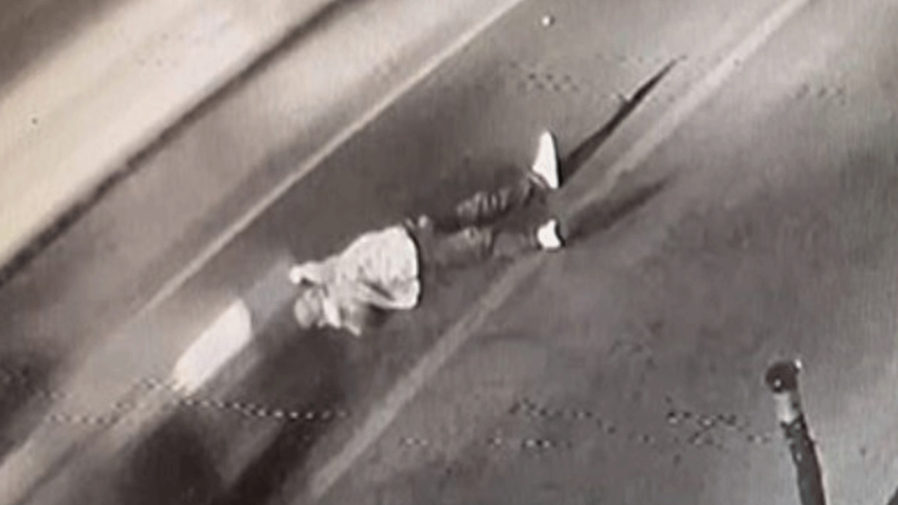 Bayrampaşa'da yolun ortasına uzanan adamın üzerinden araba geçti! O anlar kamerada!