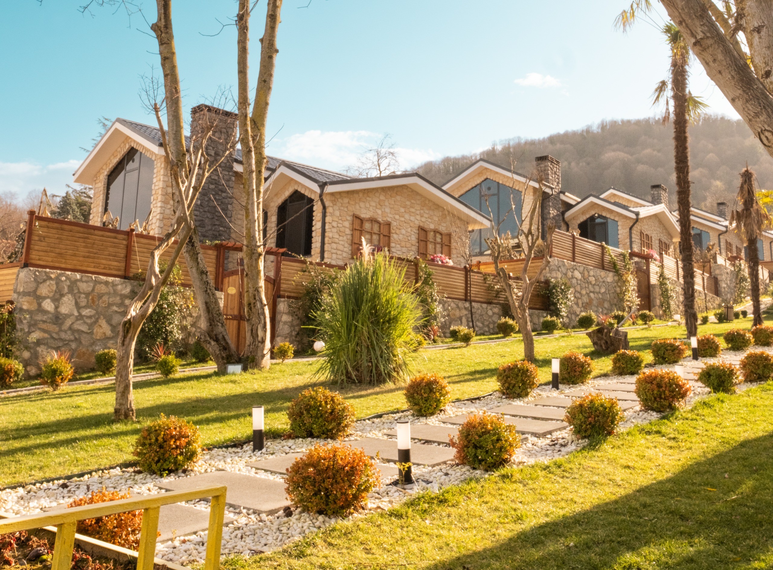 Bazen… uzaklaşmak gerekir. Ama çok uzağa gitmeden…