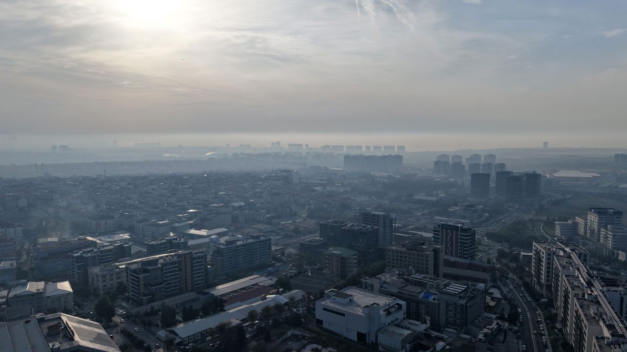 Bazı bölgelerde hava kalitesi "hassas" seviyeye çıktı! İstanbul gri örtünün altında kaldı