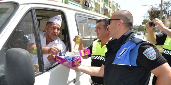Trafik polislerinden sürücü ve yayalara çikolata ikramı