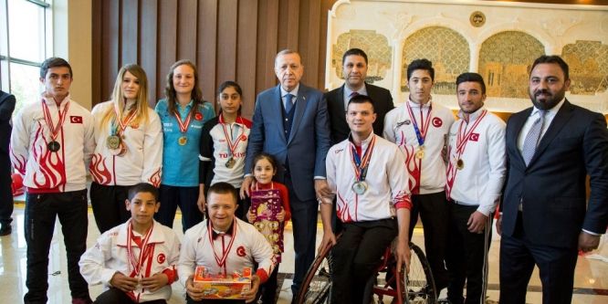 Cumhurbaşkanı Erdoğan Haliliyeli sporcularla buluştu