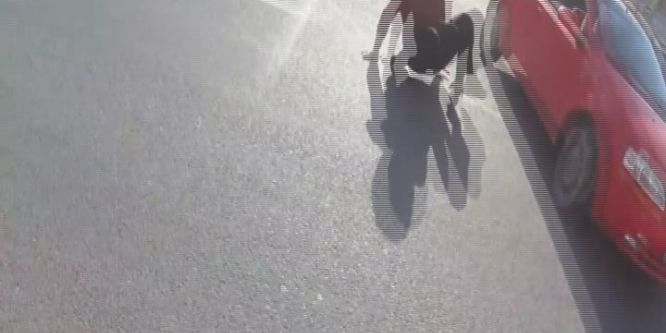 Motosiklet sürücüsü kaskı sayesinde hayata tutundu