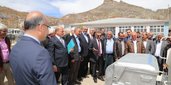 Tunceli’ye 4 çöp toplama aracı ve 250 konteyner