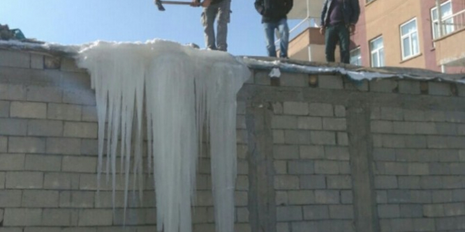 Toprak evin damı buzla kaplandı