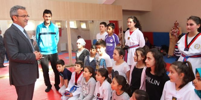 Başkan Köşker, genç tekvandocuları ziyaret etti