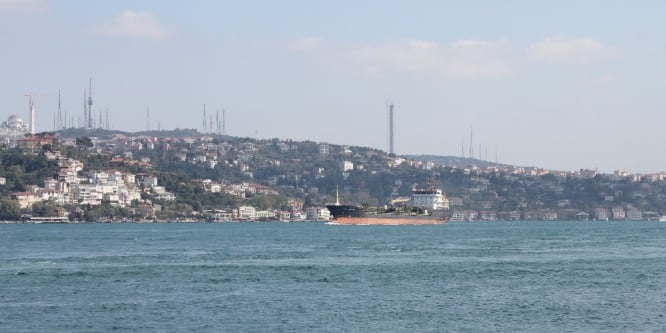 İstanbul Boğazı gemi geçişlerine yeniden açıldı
