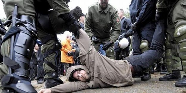 BBC, Gezi'de çapulcu Hamburg'da polis aşığı