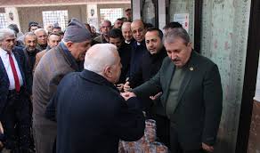 BBP lideri Mustafa Destici lokma dağıttı