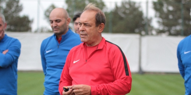 Yücel İldiz Eskişehirspor’un başında ilk antrenmanına çıktı