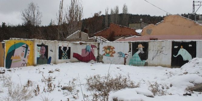 Yıkılan evin duvarları böyle güzelleşti