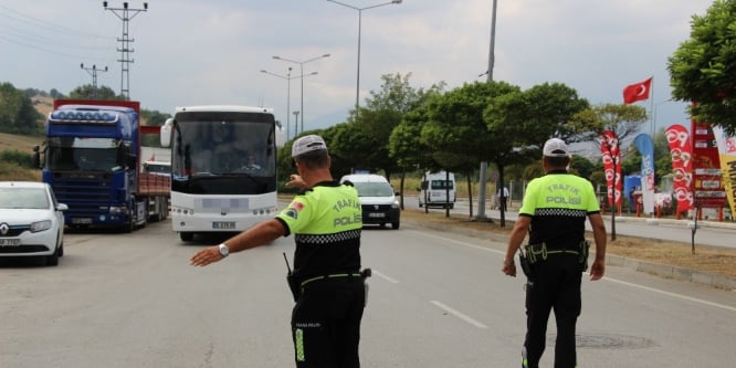 Samsun polisi ’emniyet kemeri’ için durdurdu