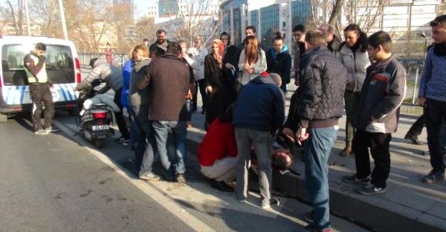 Motosiklet yayaya çarptı: 1’i ağır 2 yaralı