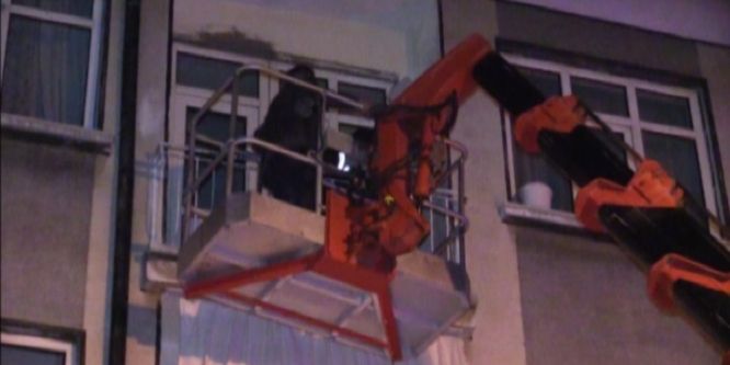 Derin uykuya dalan aileyi itfaiye uyandırdı