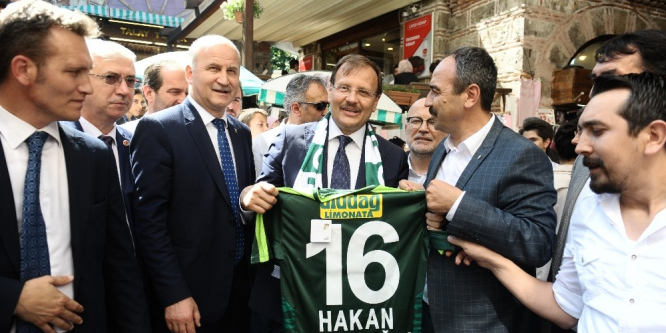 Başbakan Yardımcısı Çavuşoğlu sokak müzisyenine bahşiş verdi