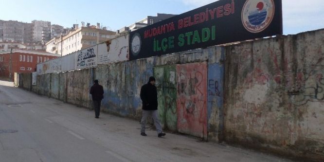 Mudanya Stadı’nın duvarları bakımsızlıktan dökülüyor