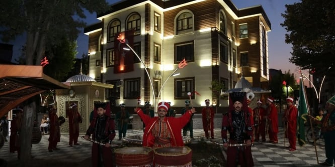 Uşak Belediyesinden mahalle sakinlerine sazlı sözlü eğlence