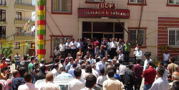 BDP Diyarbakır il başkanlığını aileler bastı!