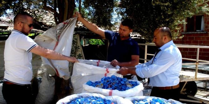 Engelliler için 300 kilogram mavi kapak topladı