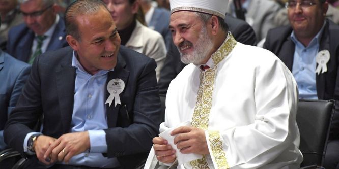 “Ne mutlu bizlere ki O’nun ümmeti, takipçileriyiz”