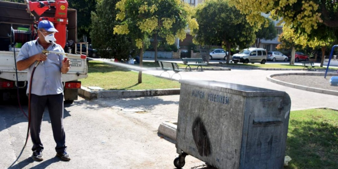 Aliağa’da haşerelere karşı sokaklar ilaçlanıyor