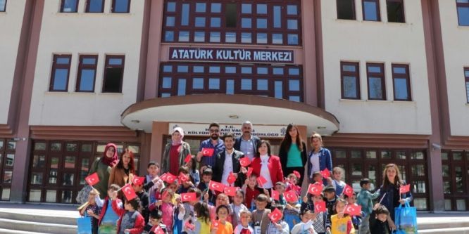 Minik öğrencilere kitap ve kütüphane tanıtıldı