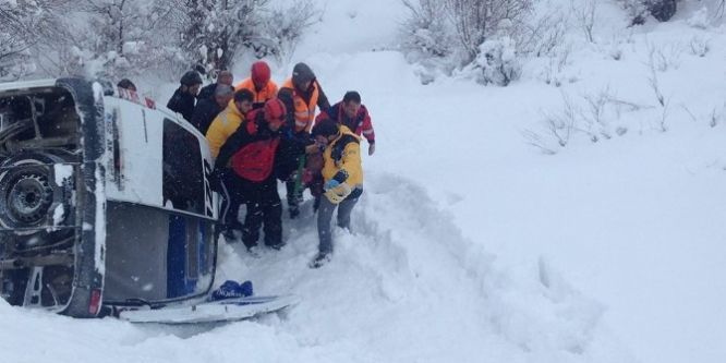 Tunceli-Elazığ yolunda minibüs devrildi:10 yaralı