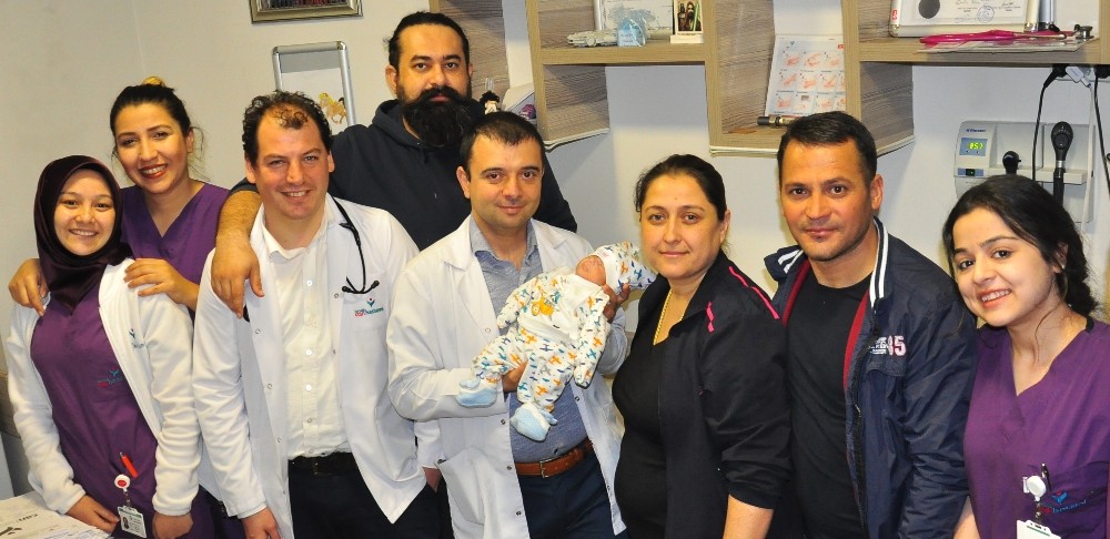 Bebeğe doktorun adı verildi 