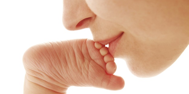 Bebeği ayağından öpmeyin! - FOTO