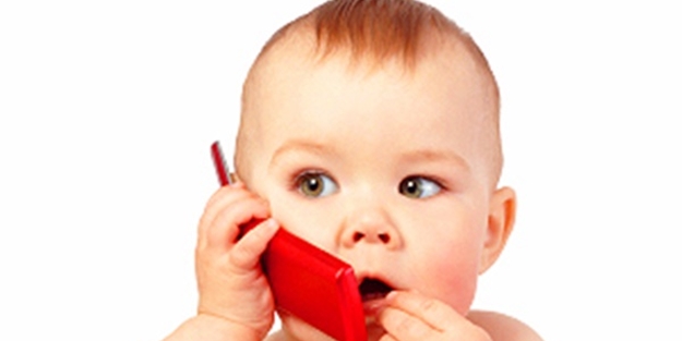 Bebeği bebek sesi konuşturuyor - FOTO