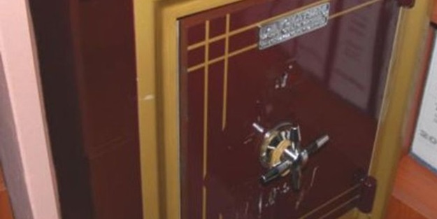 Bebeği çelik kasaya kilitleyip kaçtılar