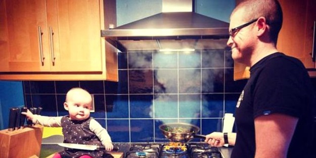 Bebeği elinde bıçakla gören hayrete düştü! Ama...