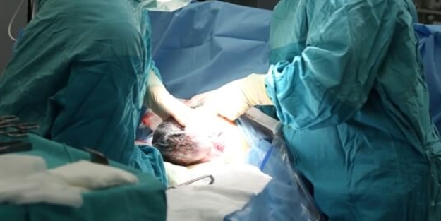 Bebeği geri iten ebe ve doktor hakim karşısında