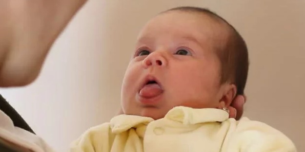 Bebeği giydirirken...