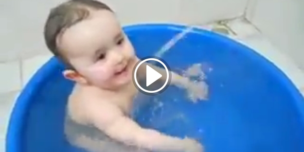 Bebeğin banyo keyfi