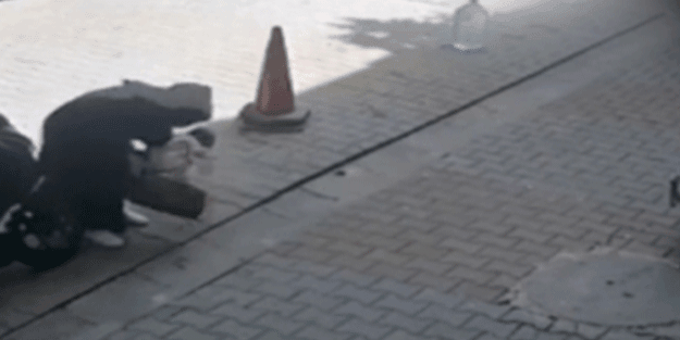 Bebeğini arabadan düşürdü bir de üstüne bastı! Dalgınlığın böylesi…