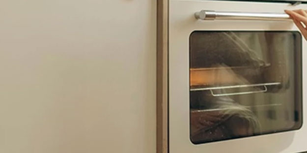 Bebeğini beşik yerine fırına koydu