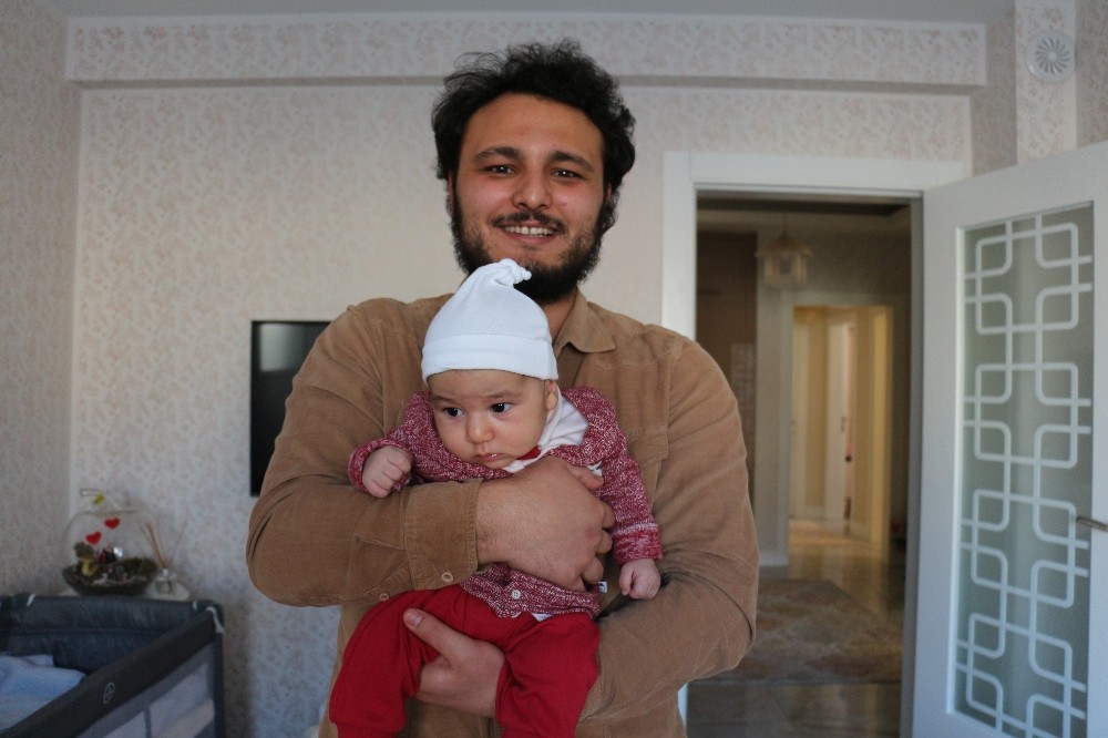 Bebeğini bırakıp deprem bölgesine koştu 
