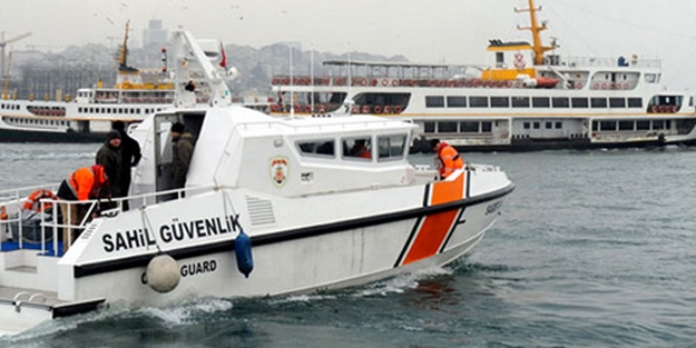 Bebeğini Eminönü'nde denize attı!