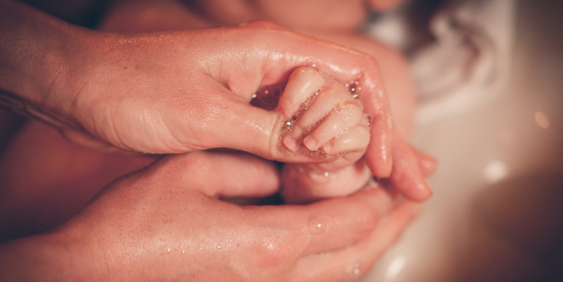 Bebeğini yıkarken sara nöbeti geçirdi! Bebek ise...