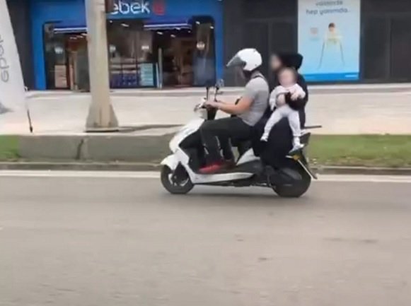 Bebeğinin canını göz göre göre tehlikeye attı