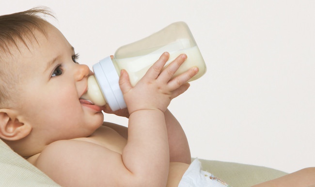 Bebeğinize ilk 3 ay inek sütü vermeyin! Yoksa...