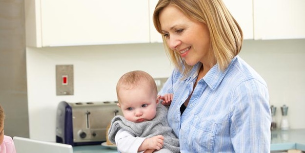 Bebeğinizi sürekli kucağa almanız ona zarar verebilir!