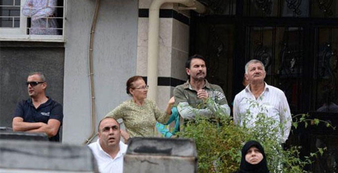 Bebek kapıyı kilitledi, mahalleli meraklı gözlerle izledi