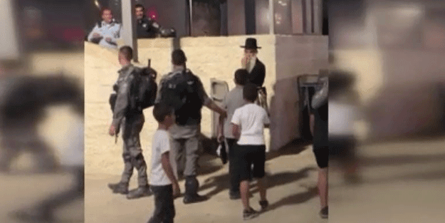 Bebek katili İsrail 10 yaşındaki 2 Filistinli çocuğu gözaltına aldı