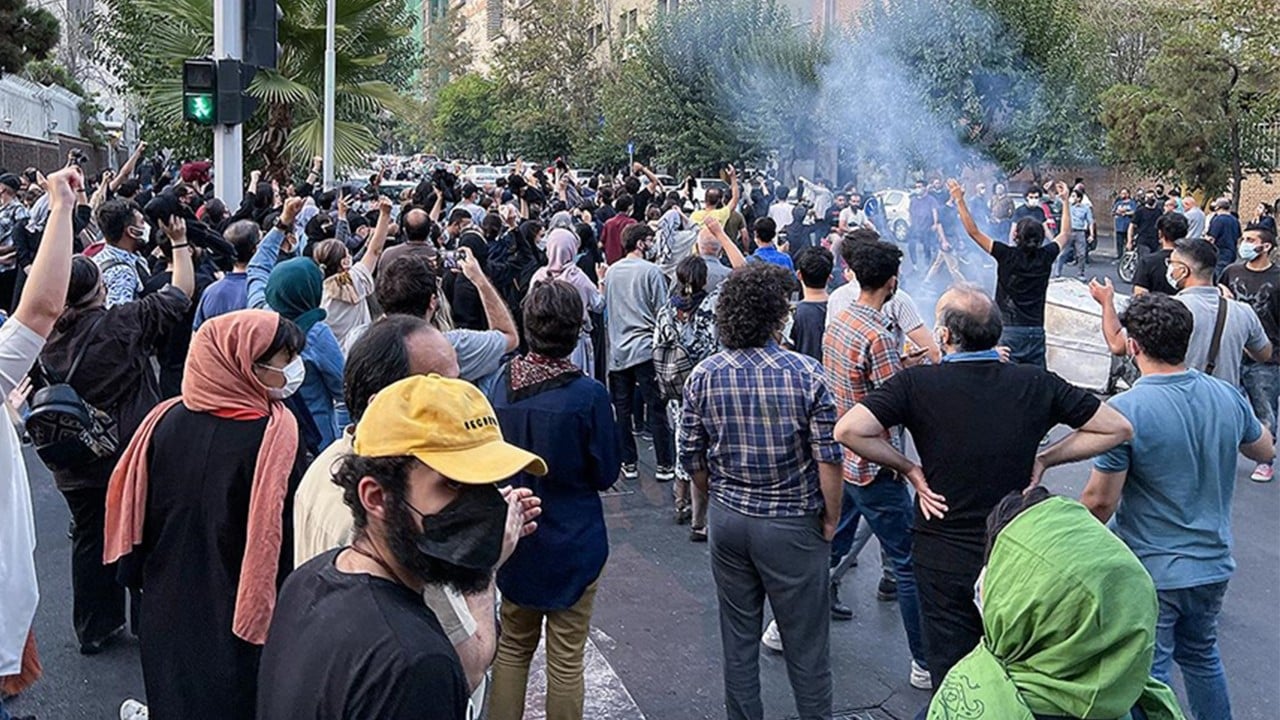 Bebek katillerinden tiyatro İran’daki kalkışmaya İsrail desteği