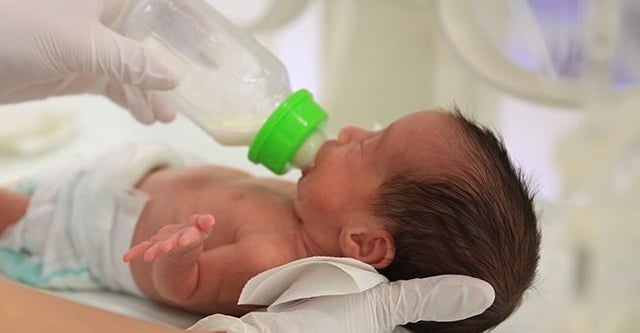 Yastıktan düşen 8 aylık bebek hayatıını kaybetti