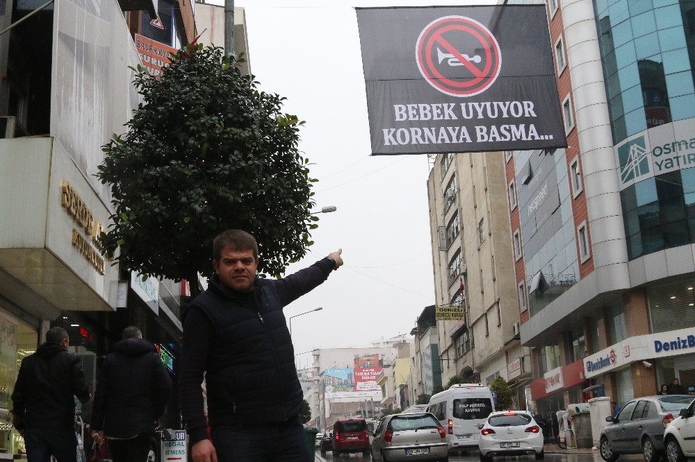 ‘Bebek uyuyor kornaya basma’ afişi ile korna sesine dur dedi 
