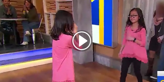 Bebekken ayrılan ikizlerin ağlatan buluşması!