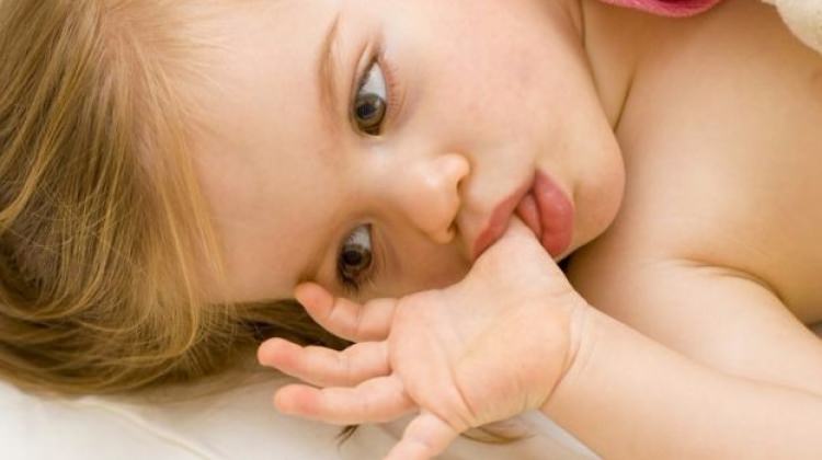 Bebekler ve çocuklar parmağını neden emer?